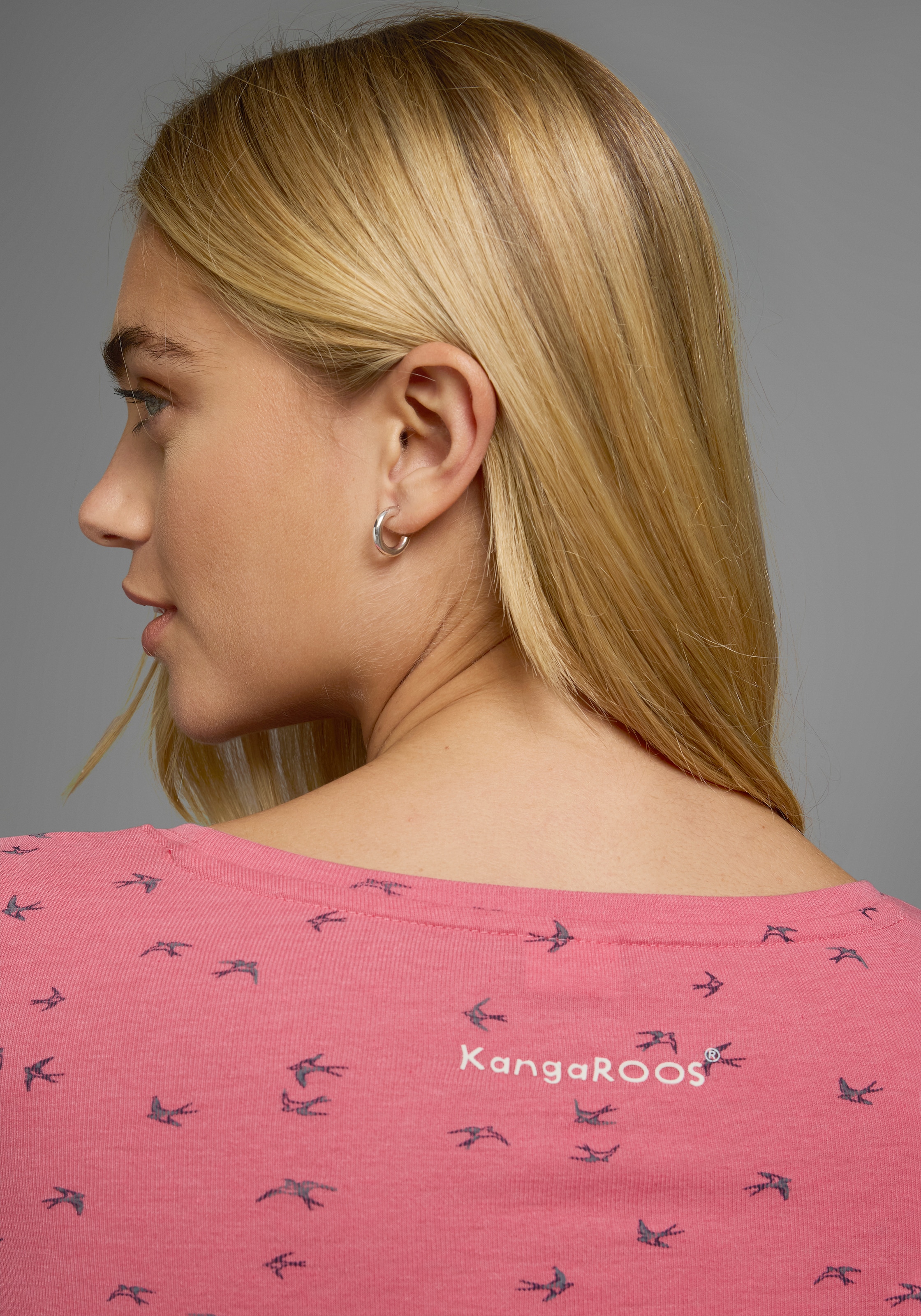 KangaROOS Langarmshirt , krempelbare Ärmel,  sehr figurbetont,  aus elastischer Rippware