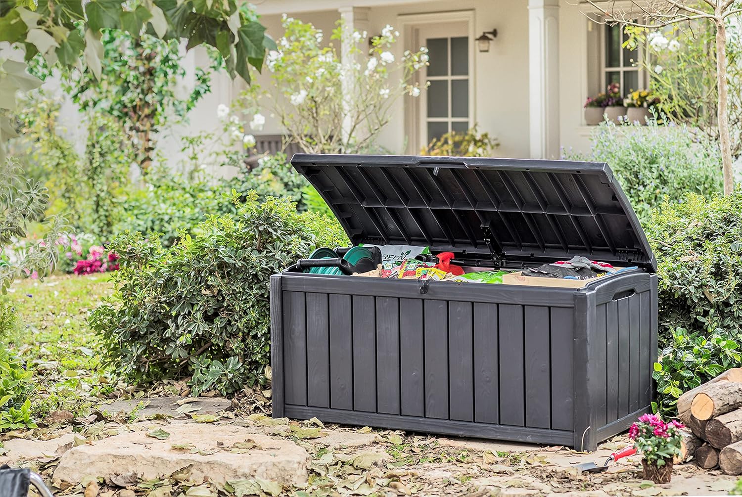 Keter Glenwood Kissenbox, Auflagenbox, 390 Liter Volumen, Wasserdicht, Graphit, Holzoptik, Sitzbank für 2 Erwachsene,134.5L x 74.5W 13.3H cm, Gartenbox, Grau