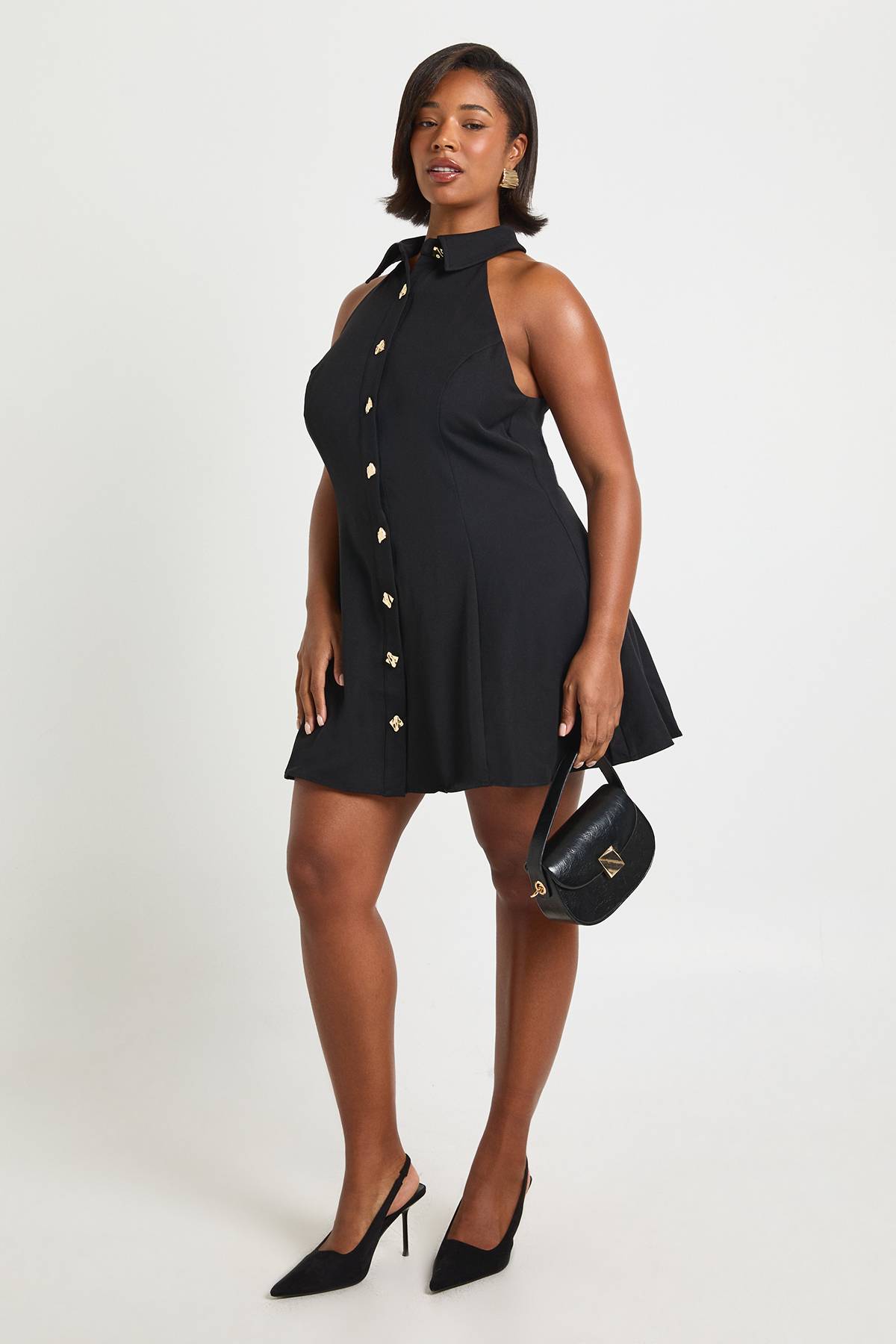 boohoo Robe chemise skater sans manches à boutons dorés Plus