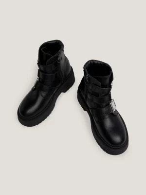 Botas de couro com fivela robusta