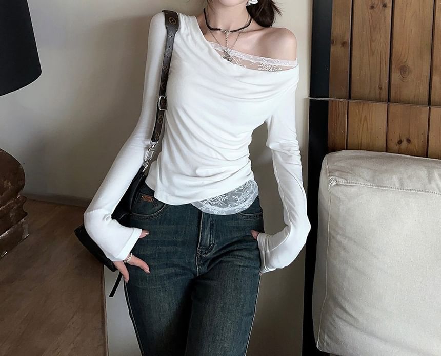 Rosesand - Asymmetrische top met lange mouwen en één schouder, kant