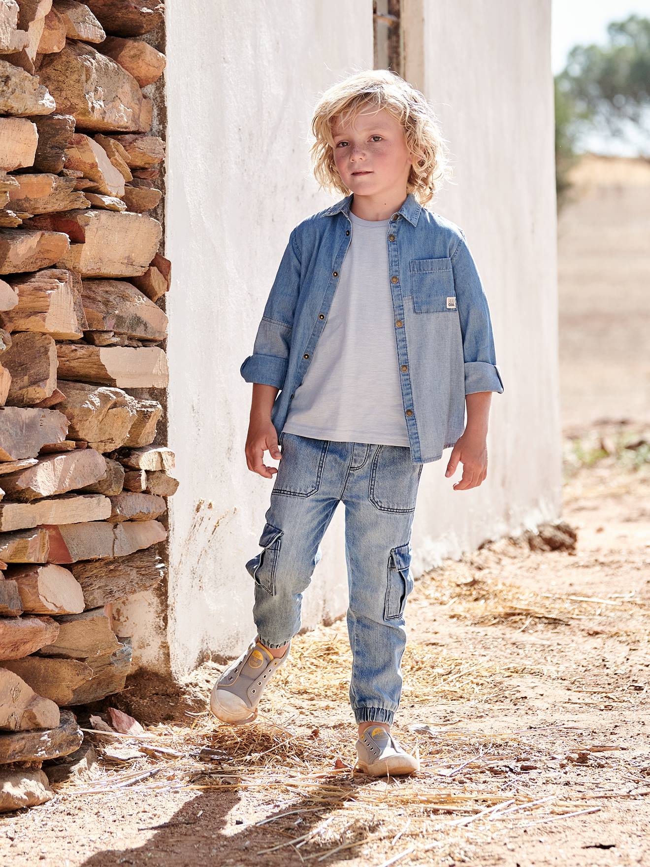 Camisa jeans com peças contrastantes para meninos (cor pedra)