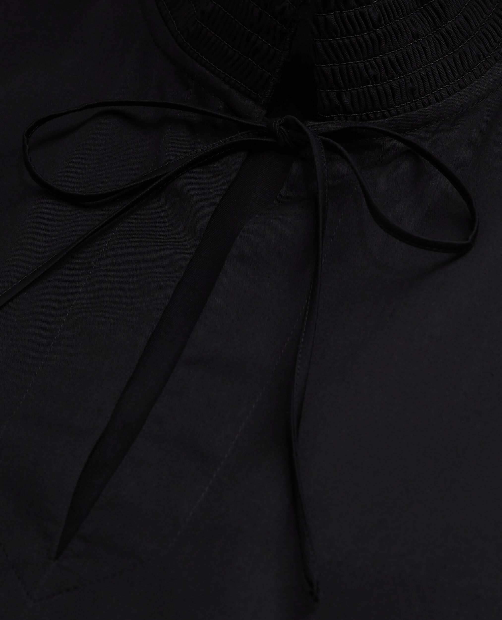 Robe courte noire avec broderie Anglaise