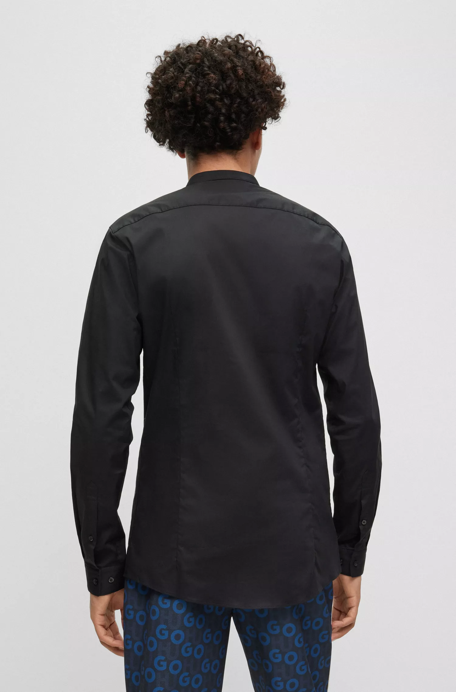 Camisa HUGO vermelha, extra slim fit, em algodão elástico com gola alta.