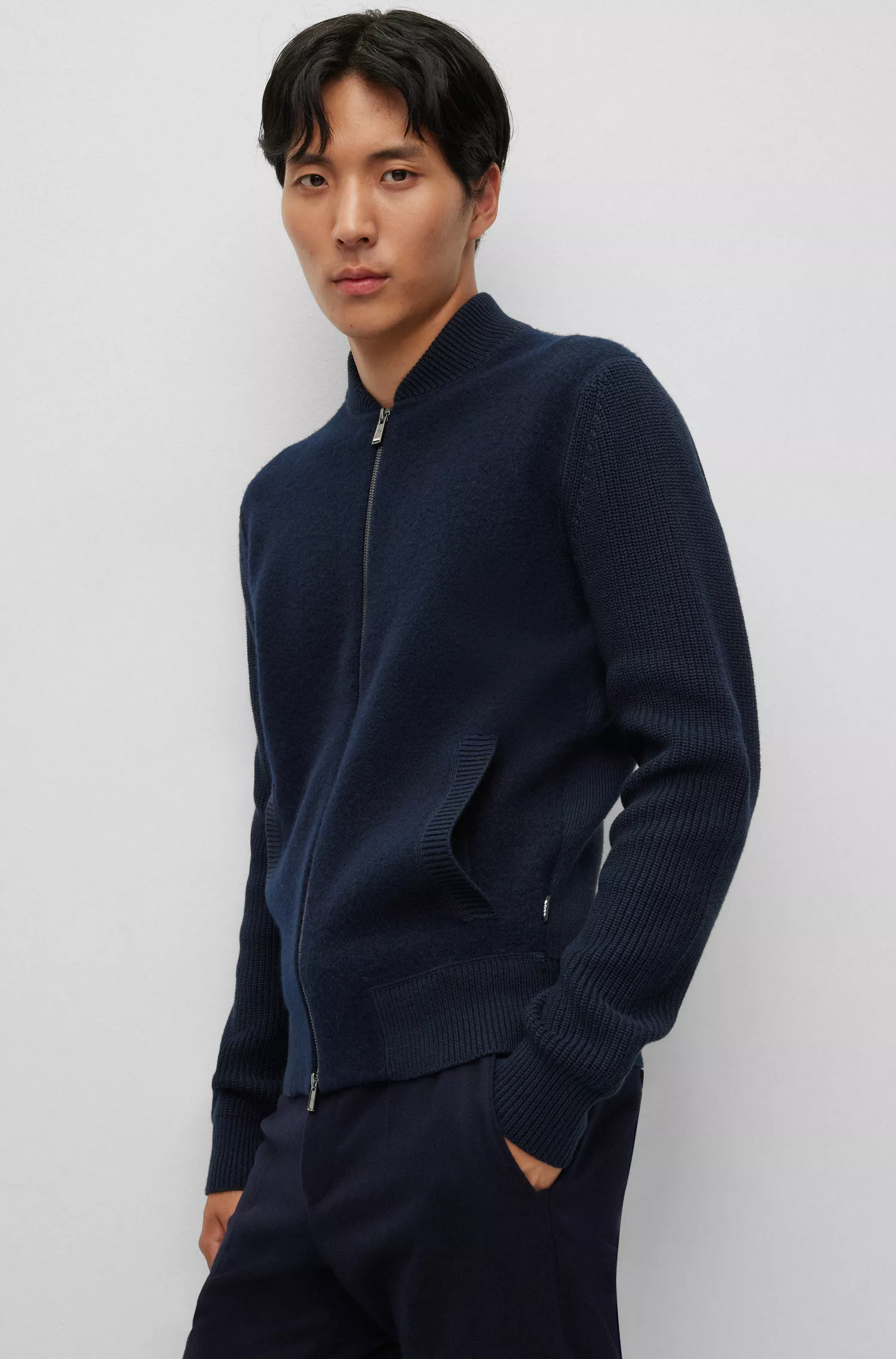 Cardigã BOSS estilo bomber preto com zíper, em lã e algodão.