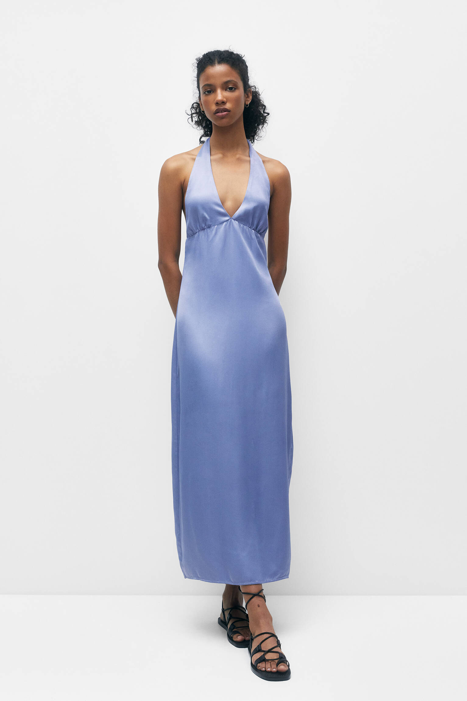 VESTIDO LONGO DE CETIM COM DECOTE ALÇA NO PÉ - AZUL CLARO