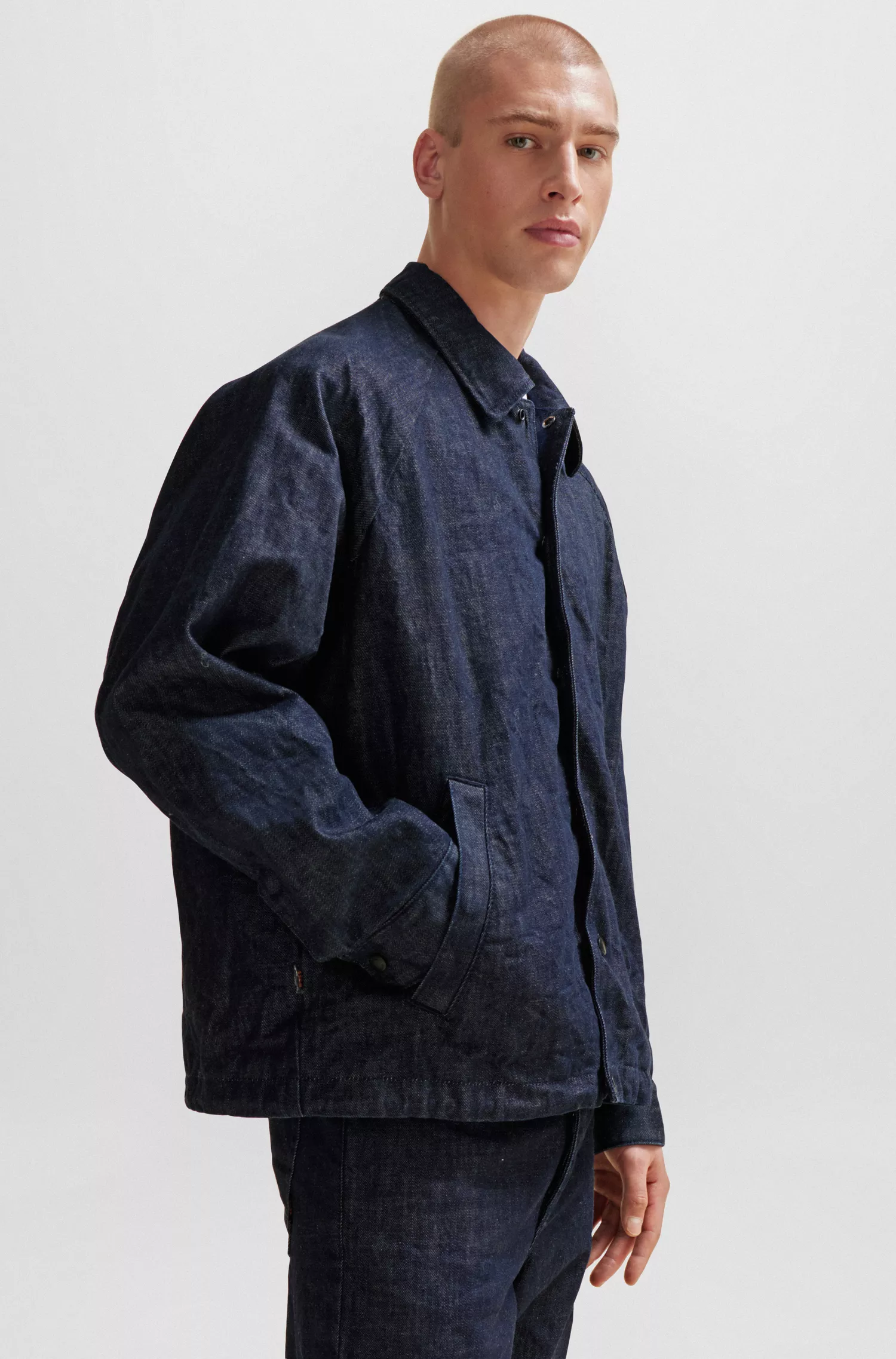 Jaqueta BOSS com forro xadrez laranja em denim azul rígido com efeito amassado.