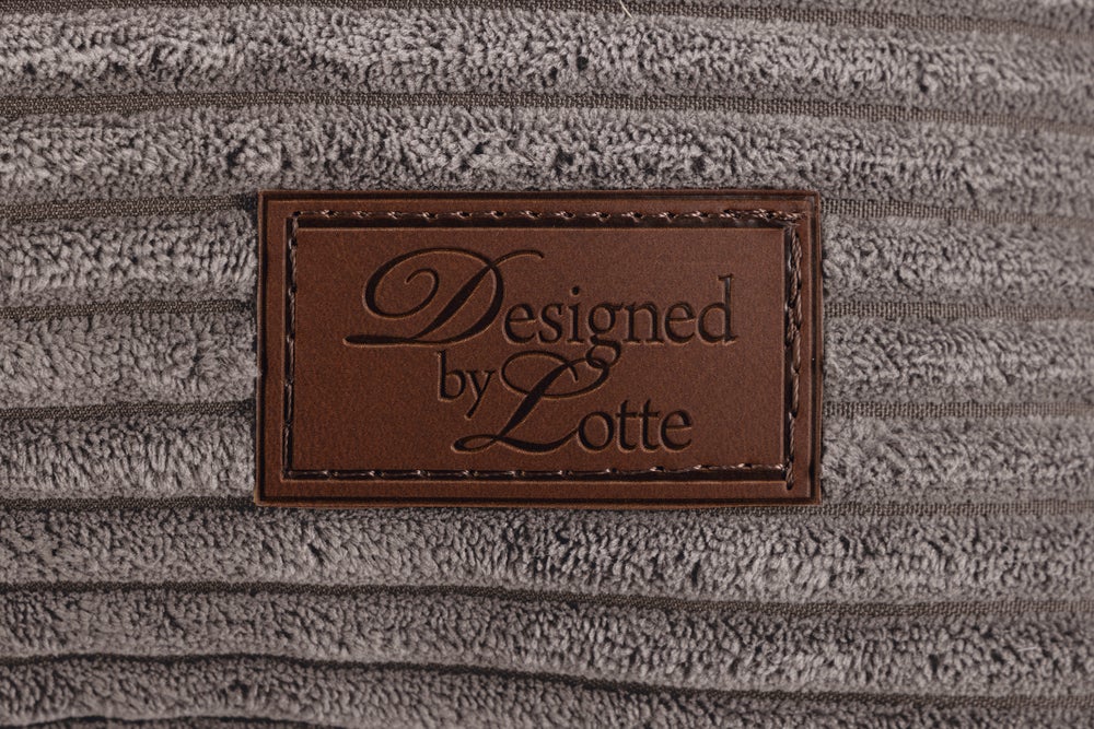 Designed by Lotte hondenmand Ribbed bruin 95 x 80 x 23 cm