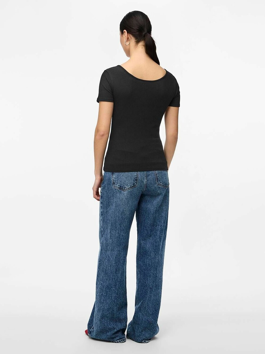 PEÇAS<br>Camiseta com fechamento por botões