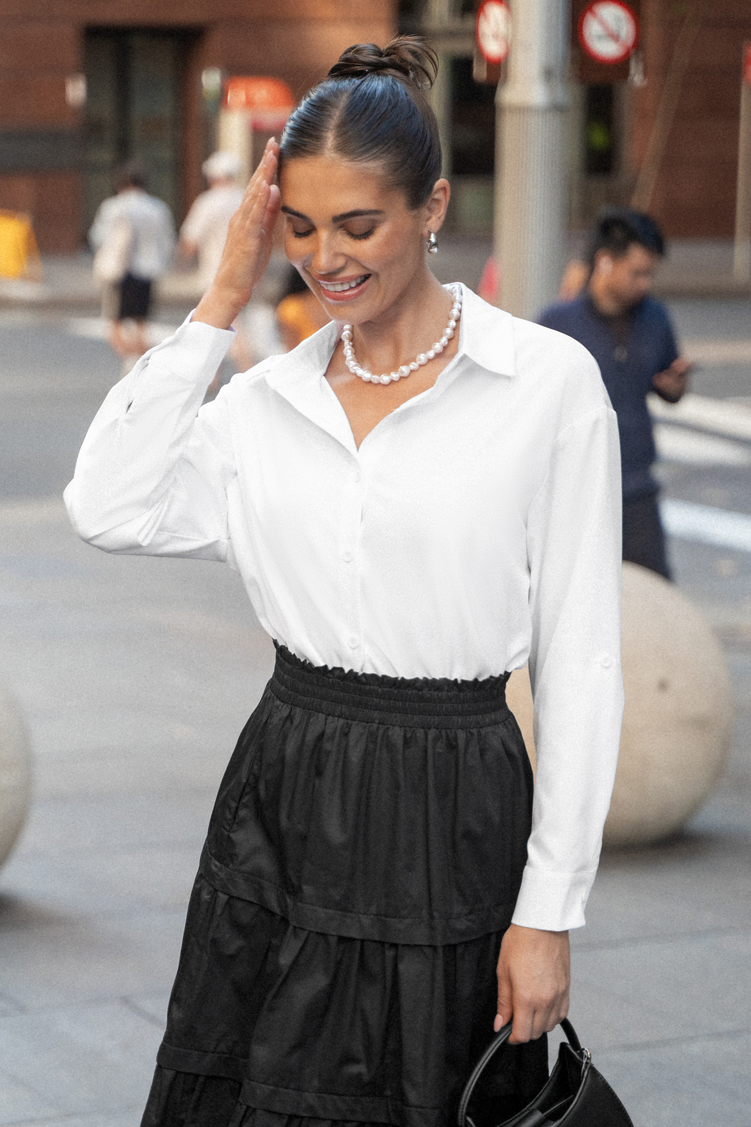 Chemise à manches longues et boutons sur le devant blanche