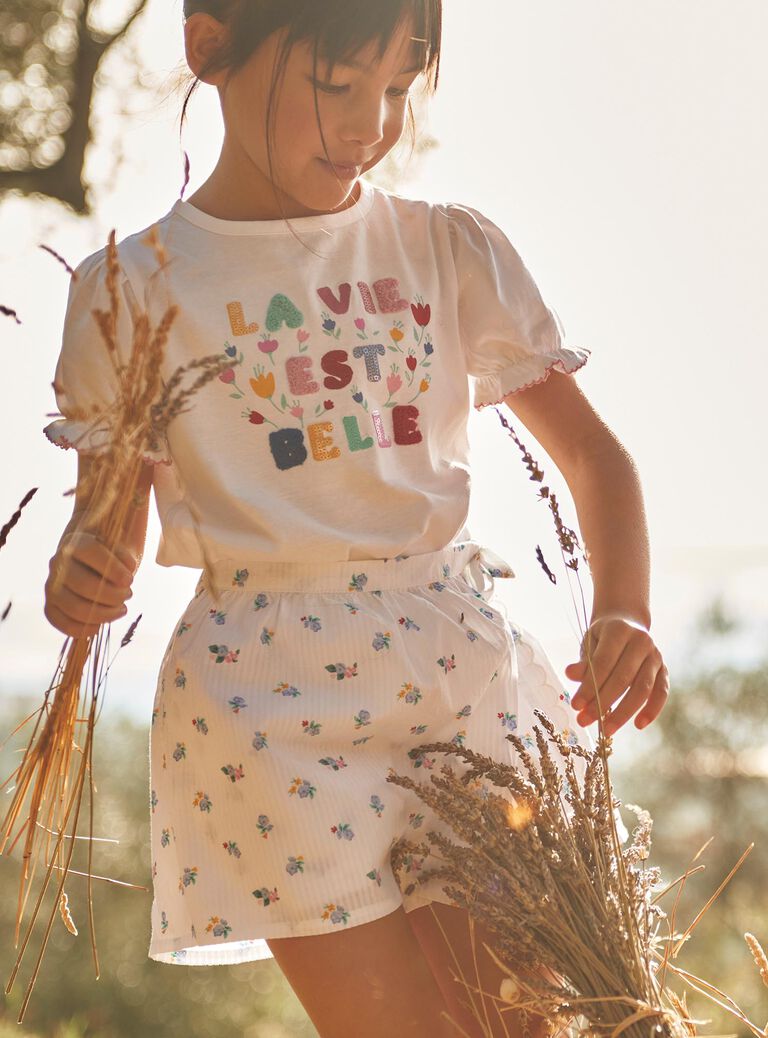 Jupe short blanche à imprimé fleuri