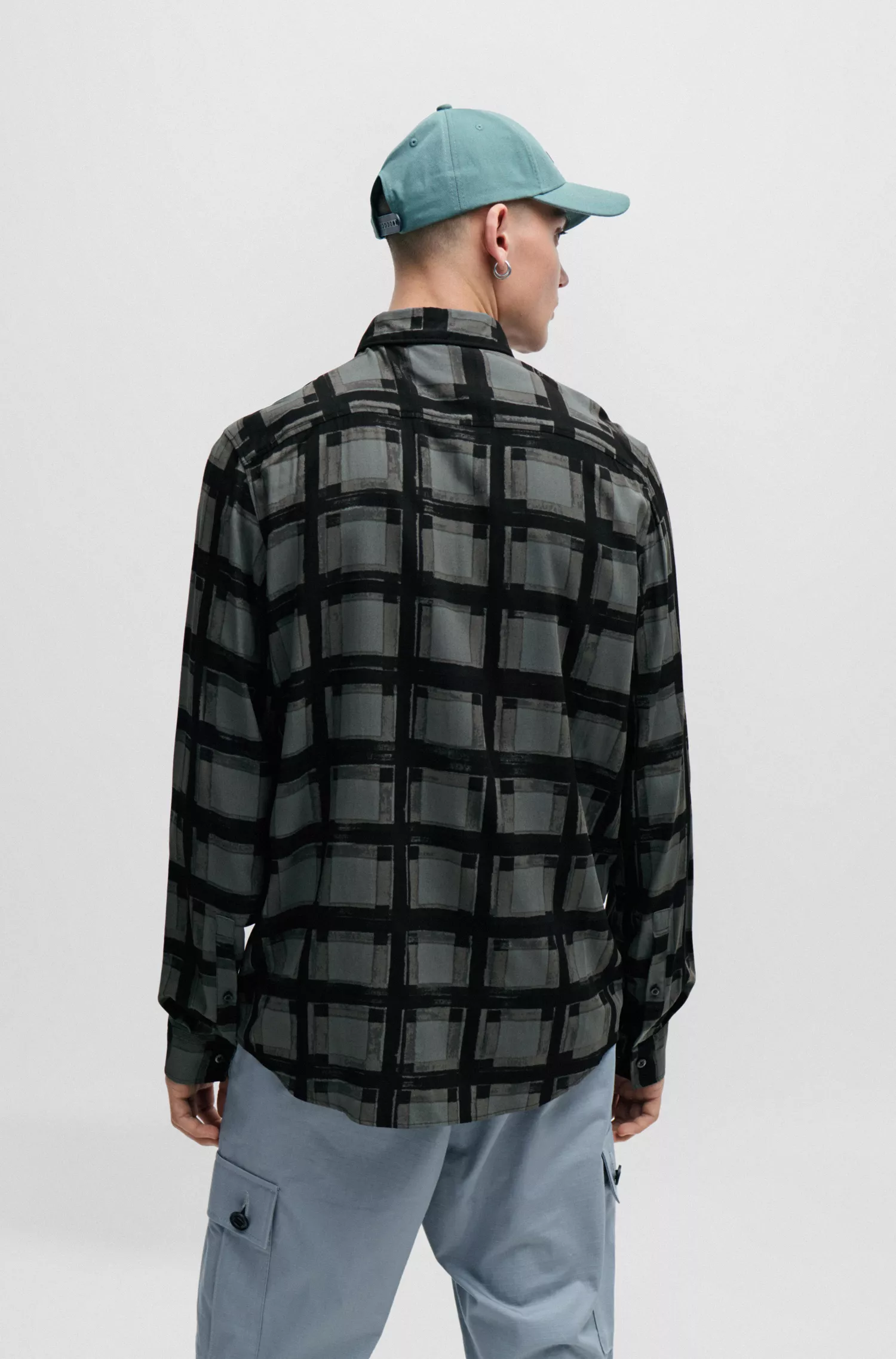 Camisa HUGO vermelha de corte relaxado com estampa abstrata por toda a peça.
