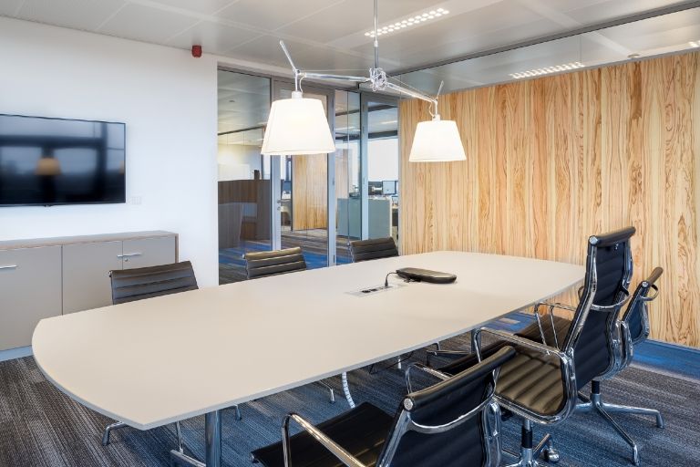 Vitra EA 117 bureaustoel Hopsak zwart, verchroomd, harde wielen