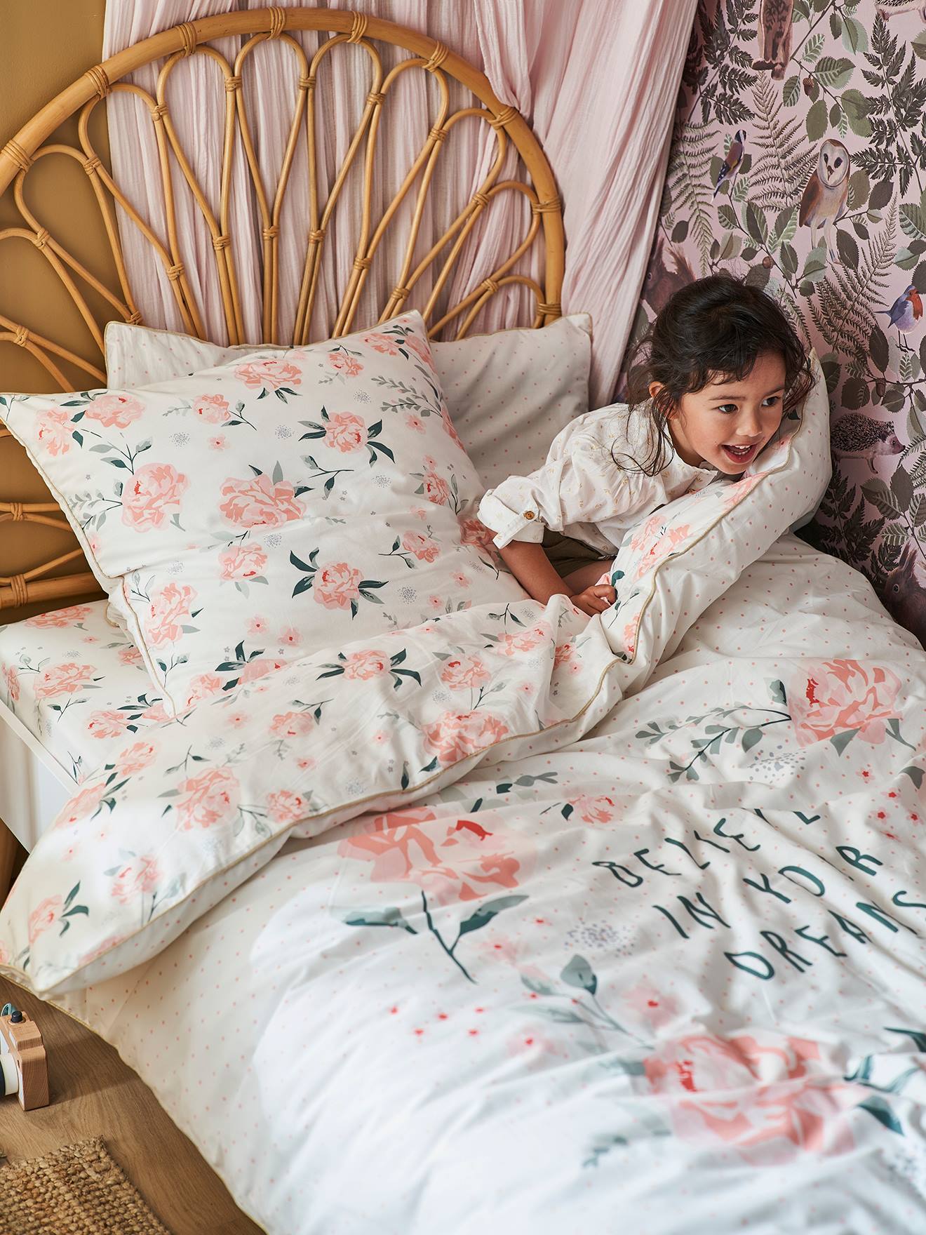 Conjunto infantil de capa de edredom e fronha Eau de Rose, branco claro, liso com estampas.