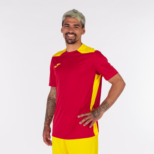 Camiseta Joma Championship VI de manga curta, vermelha e amarela.