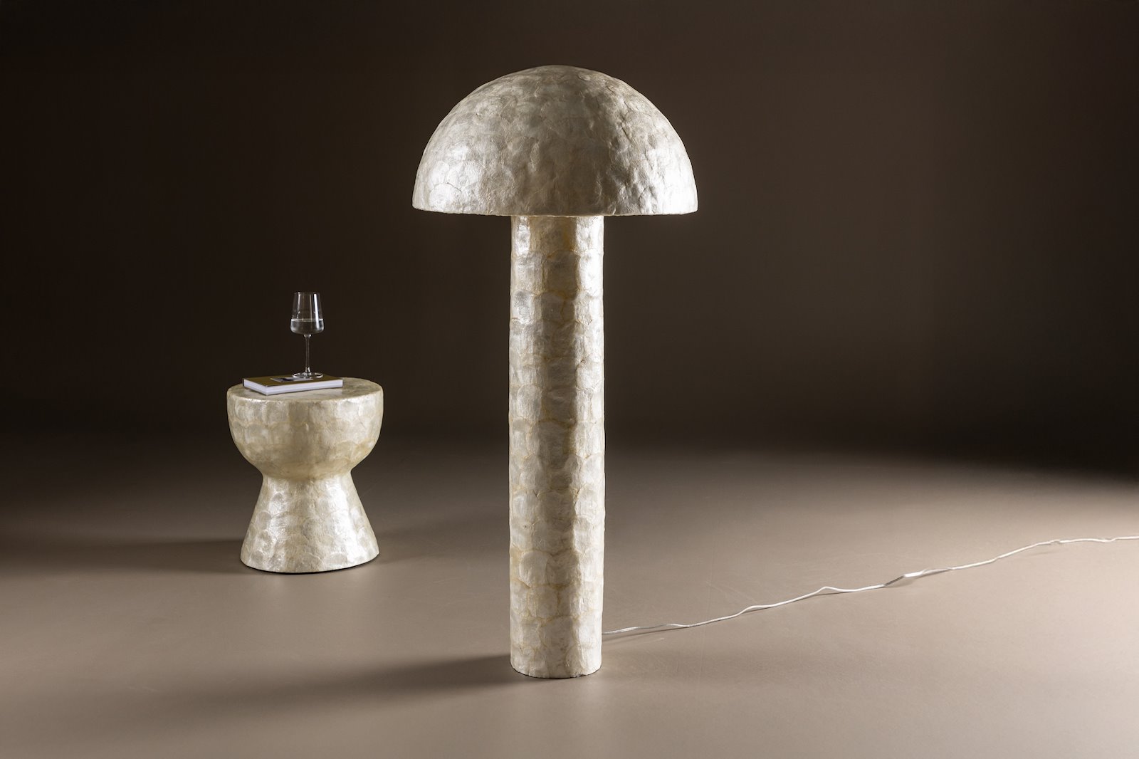 Lindon gulvlampe Gulvlampe laget av capiz skjell og polyresin. E27