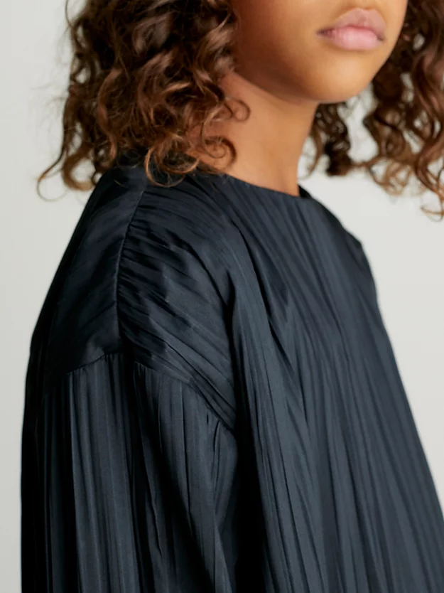 Vestido plissado de corte folgado