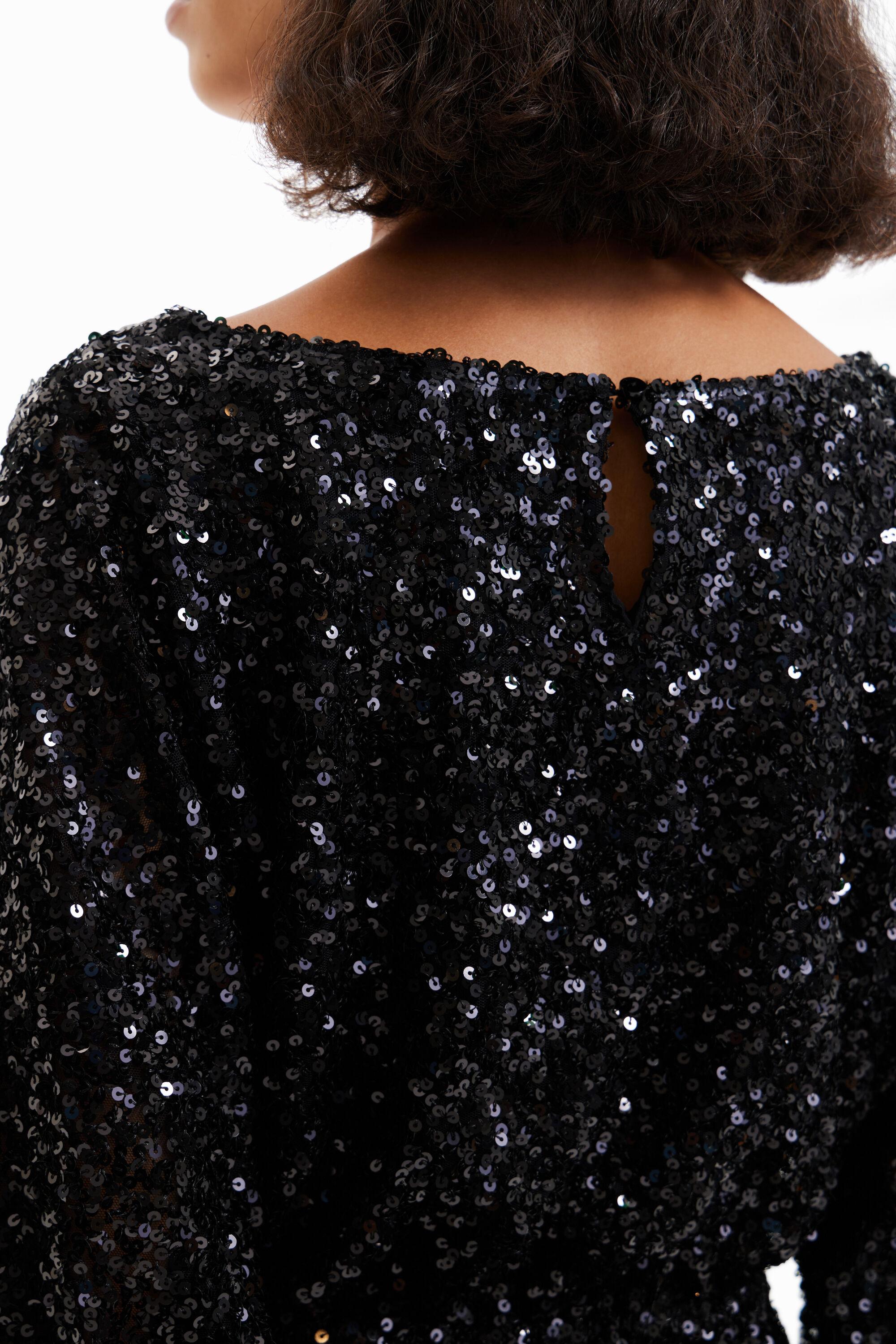 Vestido curto com lantejoulas