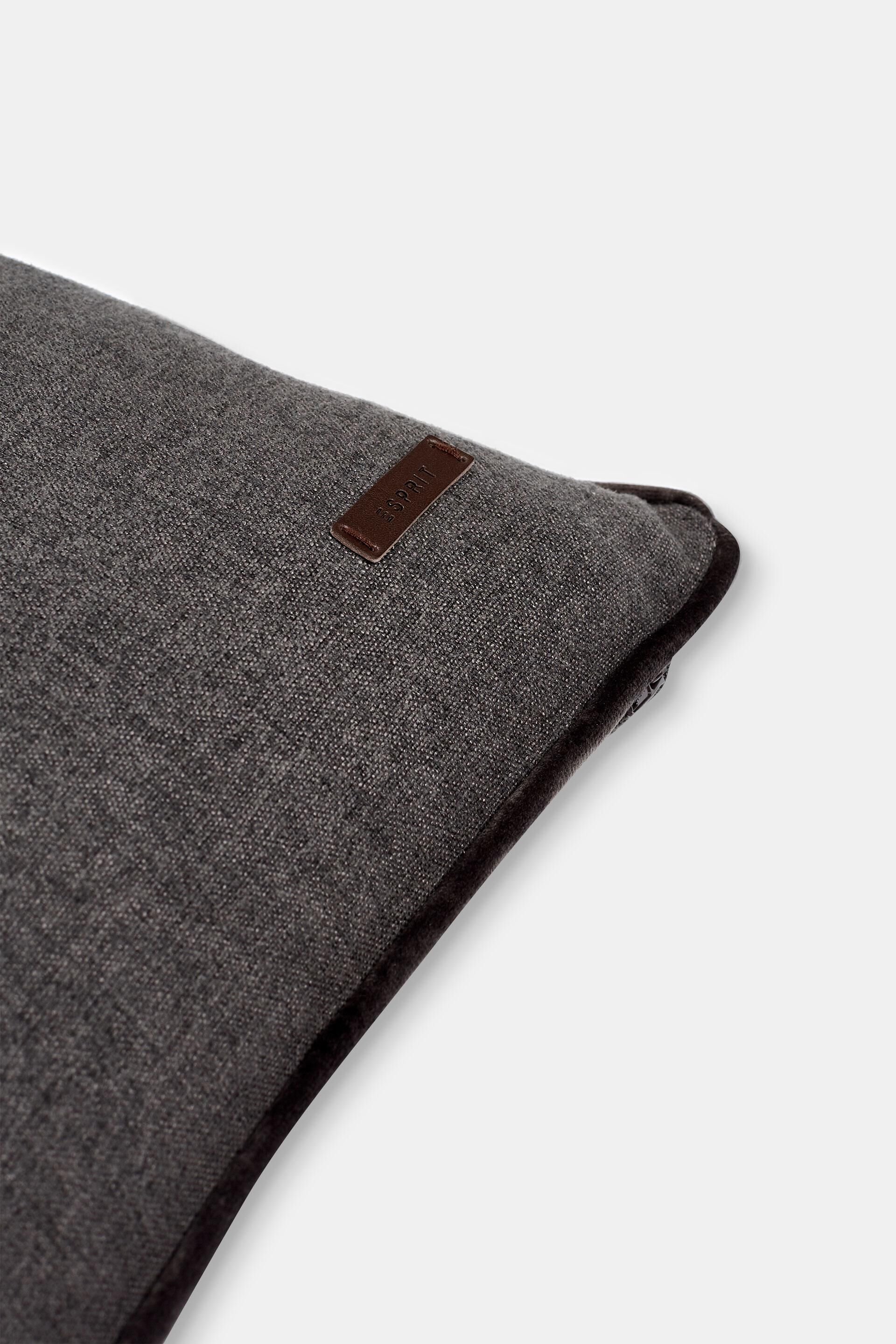 Housse de coussin décorative rehaussée d’un passepoil en velours