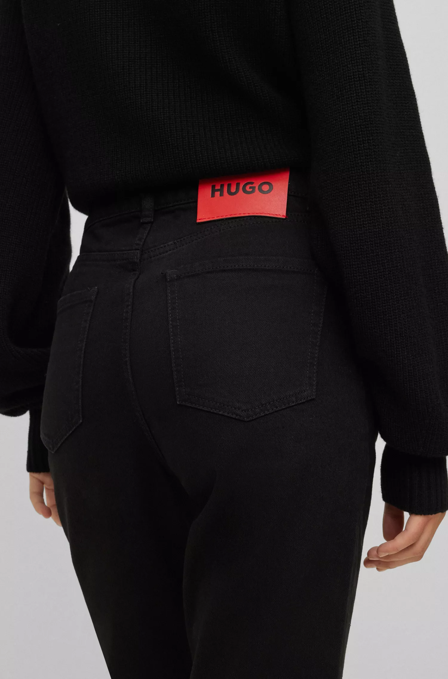 Calça jeans HUGO vermelha, corte regular, em denim azul supermacio.
