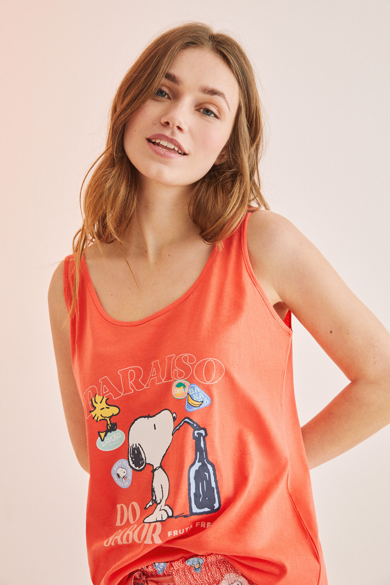 Pijama curto coral do Snoopy com suspensórios, 100% algodão - coral