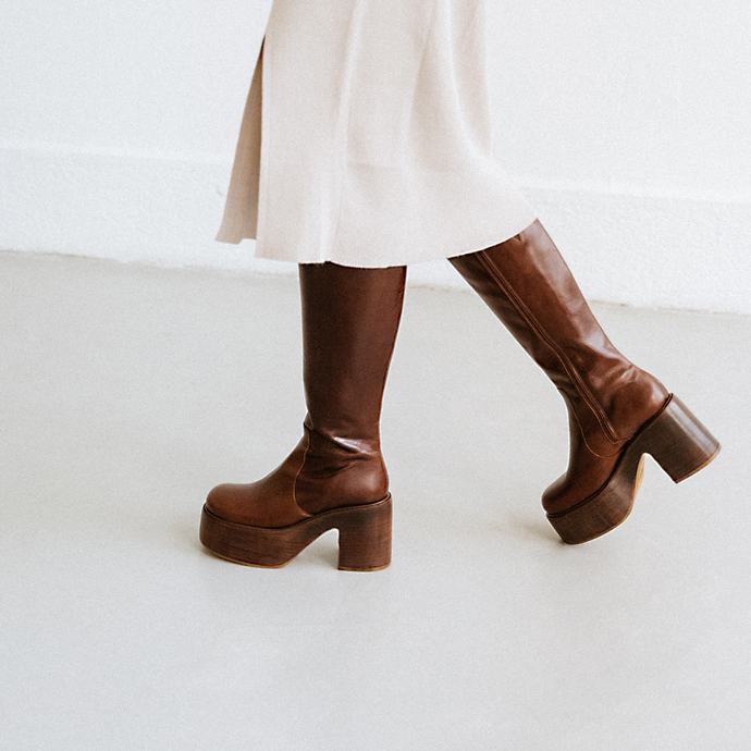 Bottes à plateformes et bouts ronds  en cuir vieilli marron