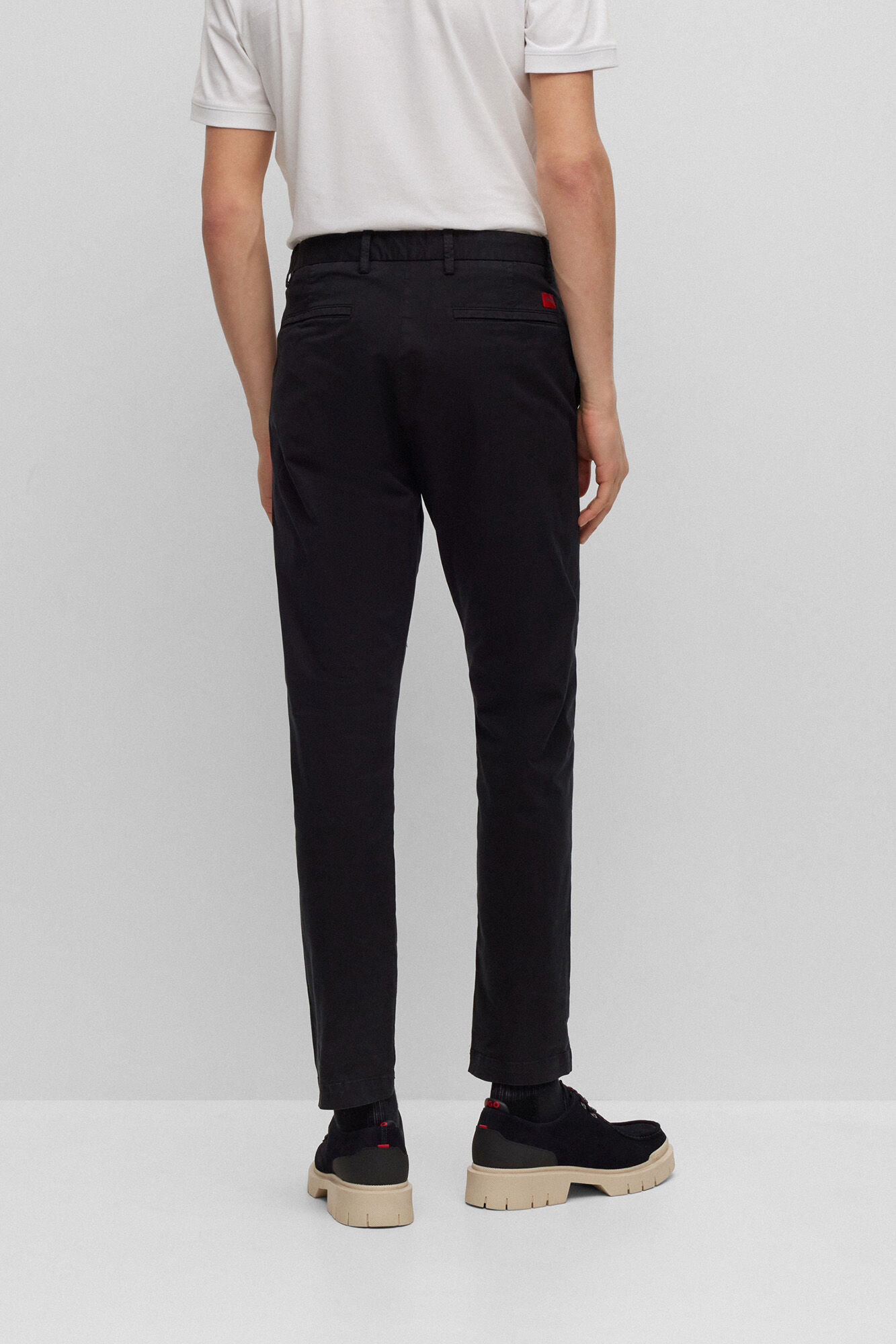 Calça chino slim fit com bolsos - preta