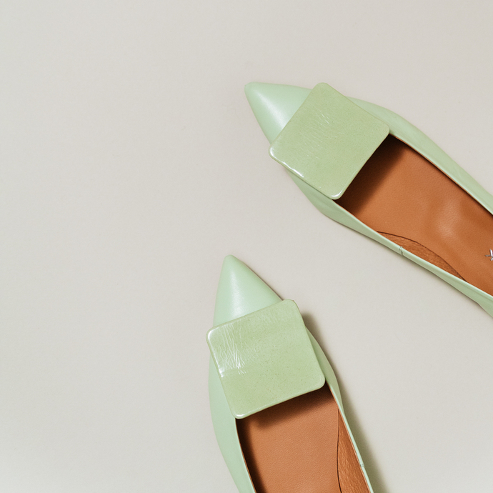 Ballerines à bouts pointus  en vernis plissé vert clair