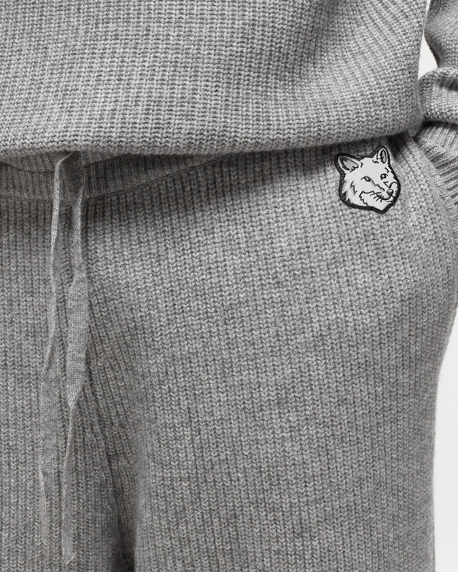 Calça de moletom canelada com aplique de cabeça de raposa em tom sobre tom da Maison Kitsune