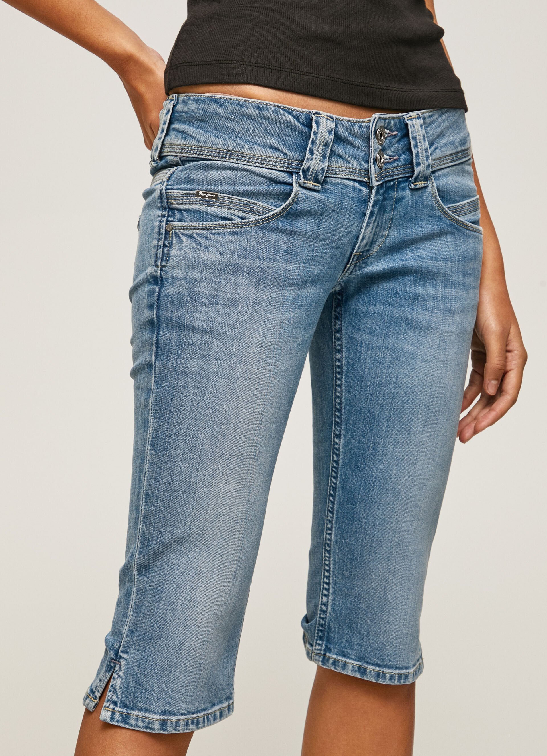 CALÇA JEANS CURTA 3/4 CORTE REGULAR - jeans