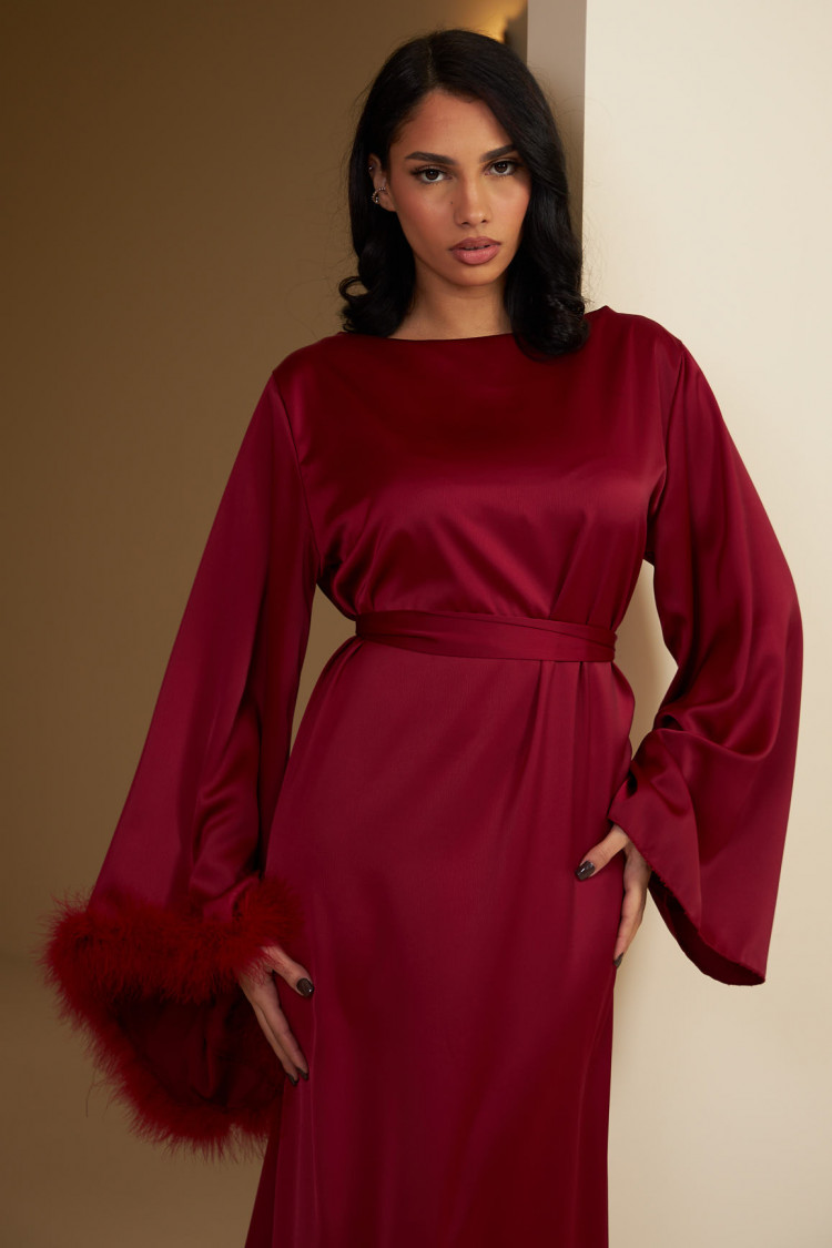 Robe longue rouge satinée et ceinturée à plumes