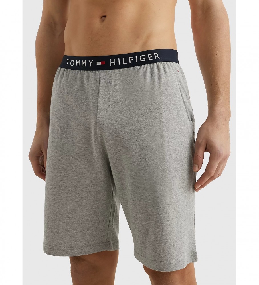 Shorts de malha com logo da Tommy Hilfiger na cor cinza.