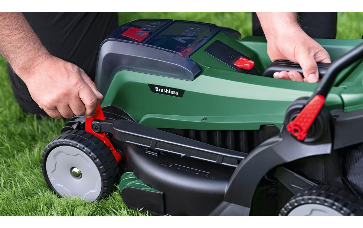Akku-Rasenmäher UniversalRotak 2x18V-37-550 Kit (2 x 4.0Ah)<br>Kraftvolles Mähen und bequeme Grasschnittsammlung für mittelgrosse bis grössere Rasenflächen