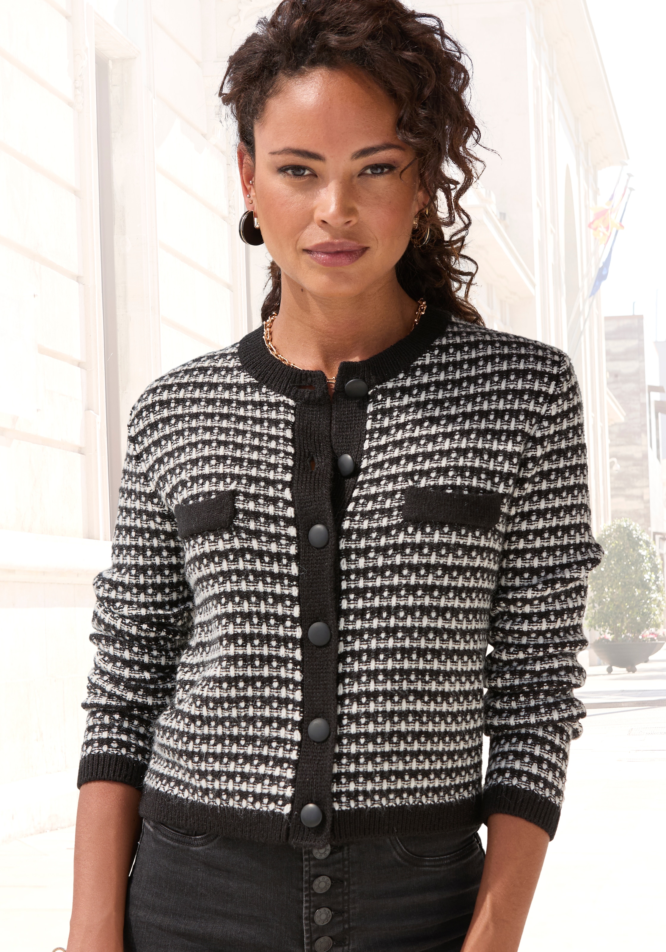 LASCANA Strickjacke , mit Karomuster, markante Knopfleiste, casual-chic