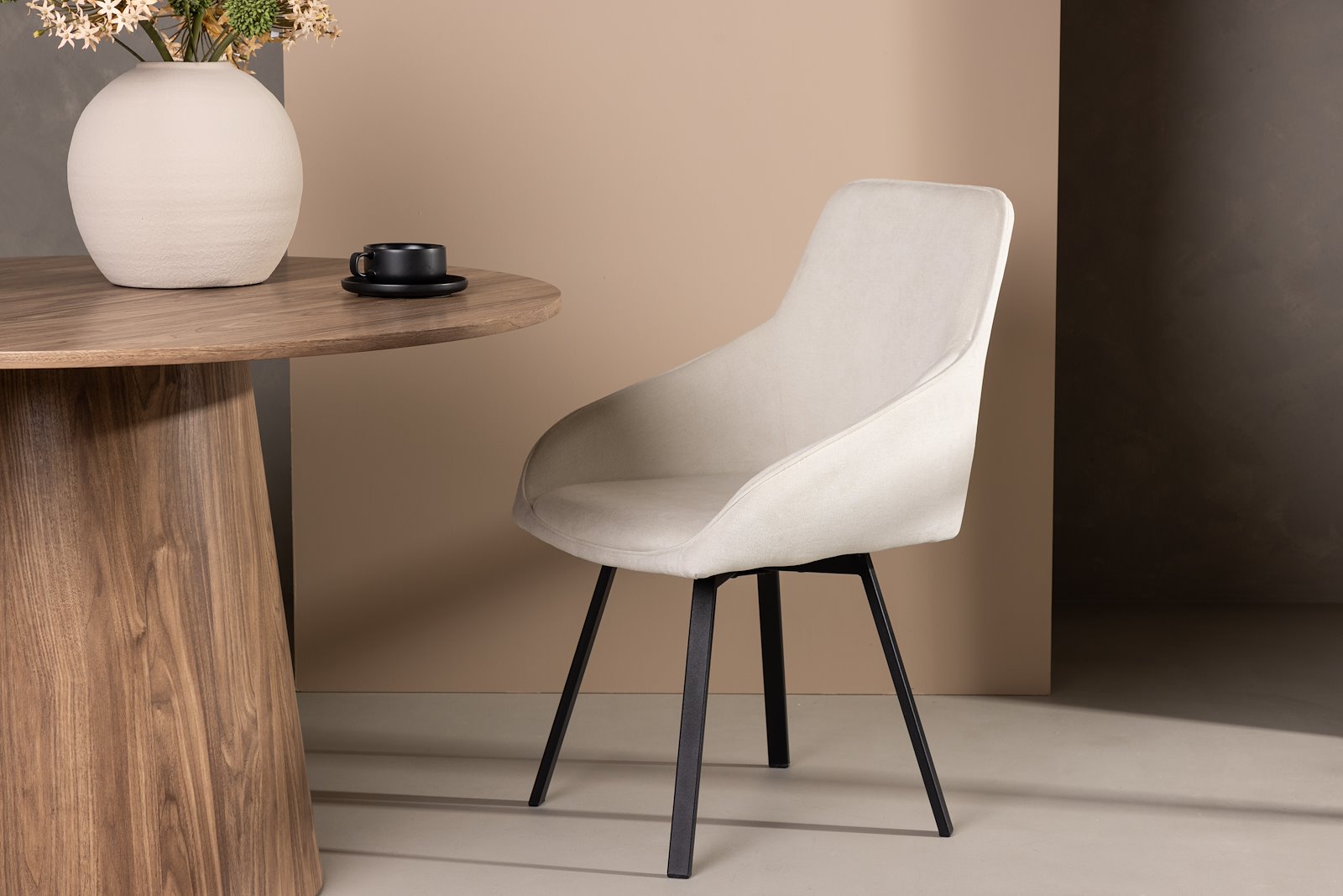 Rosie Spisestol. Sett av 2. Sett av 2. Beige tekstil med sorte stålben.