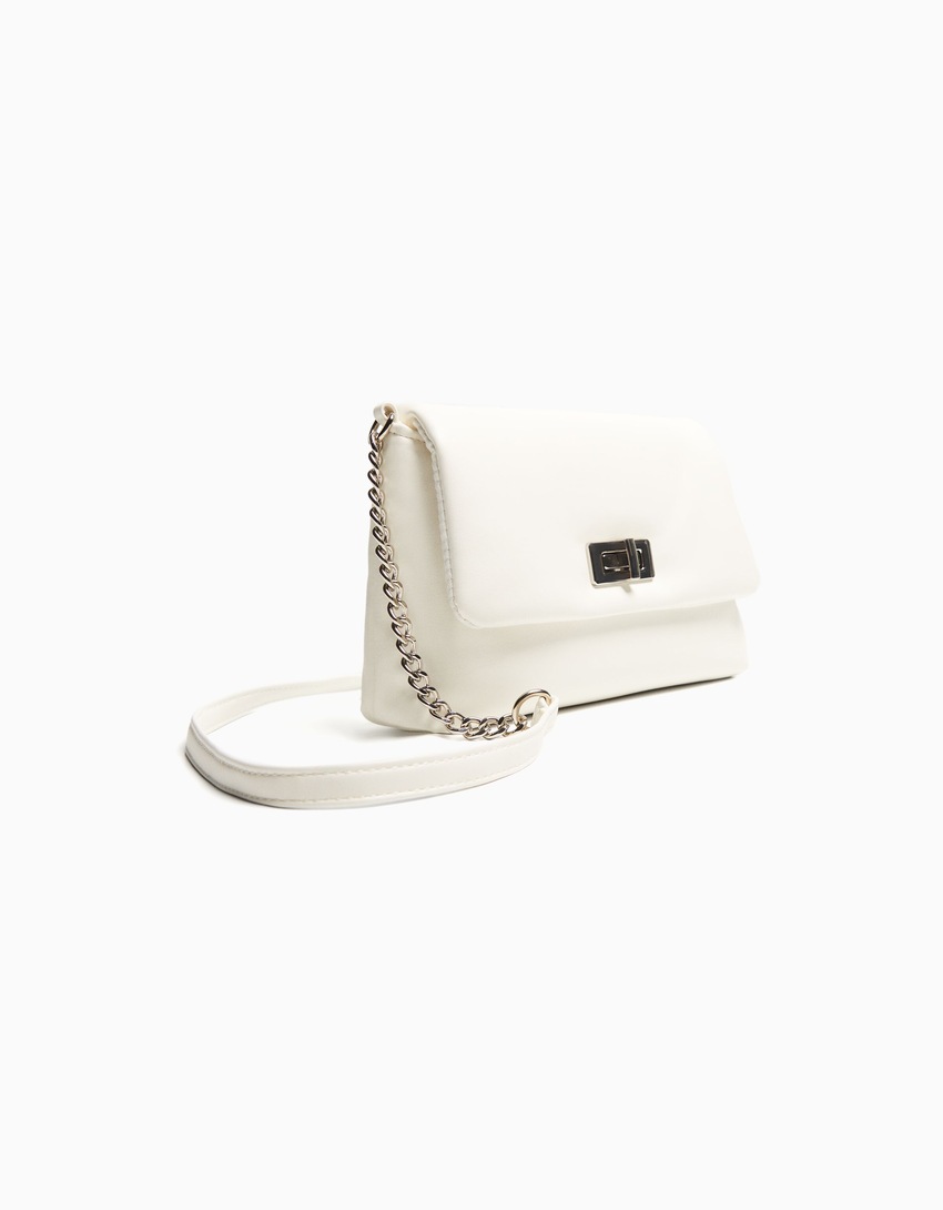Bolsa transversal com detalhe de corrente e fecho