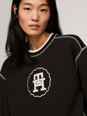Moletom moderno com gola redonda e detalhes contrastantes