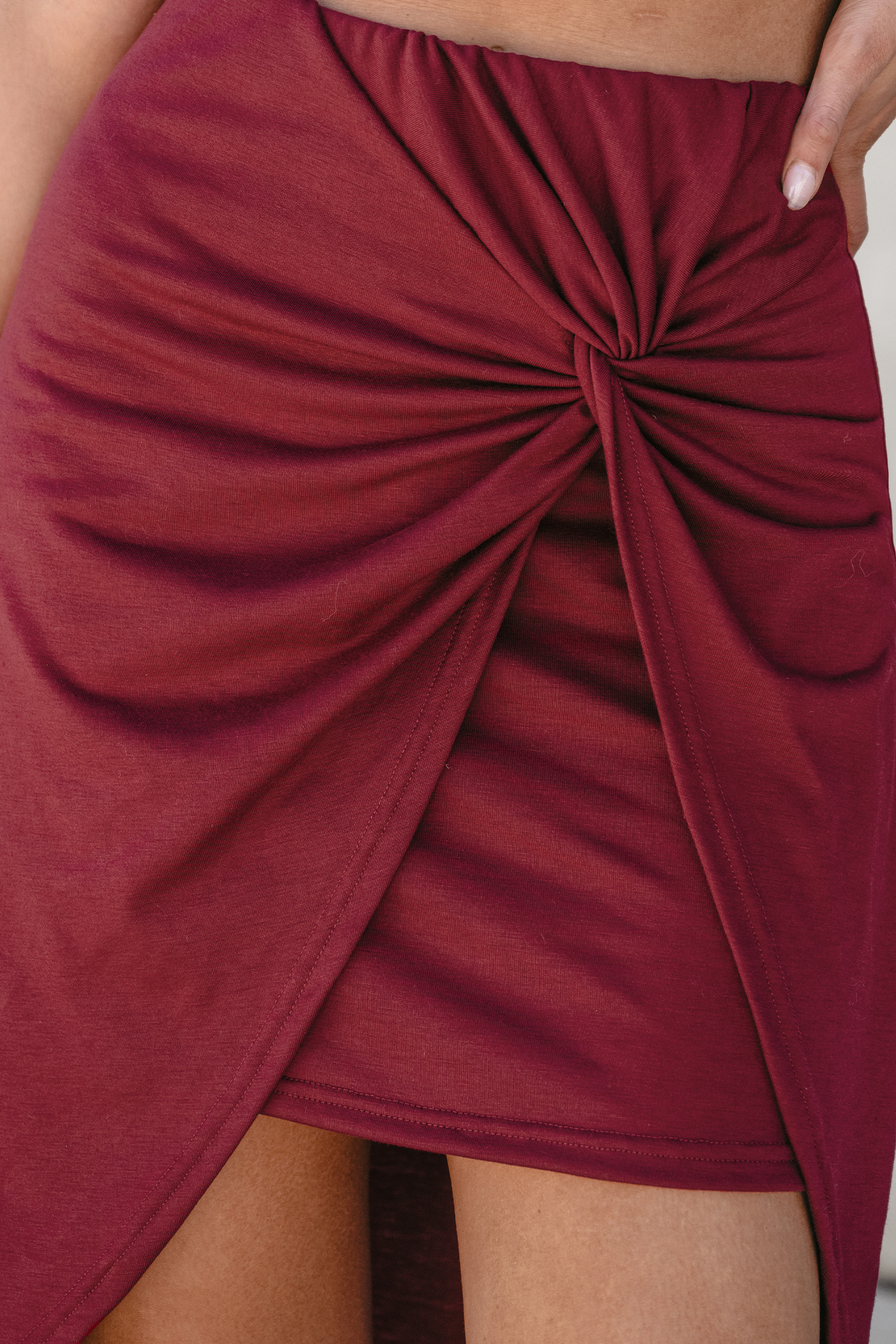 Jupe asymétrique torsadée bordeaux