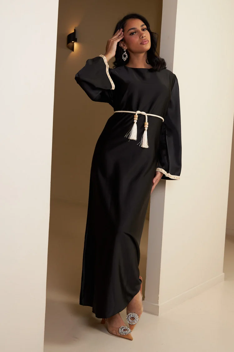 Robe noire ceinturée à ceinture pompom