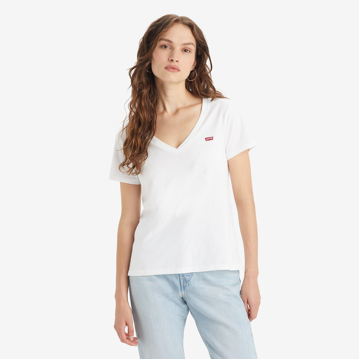 Camiseta Levi's de manga curta, gola V, com logo na frente.