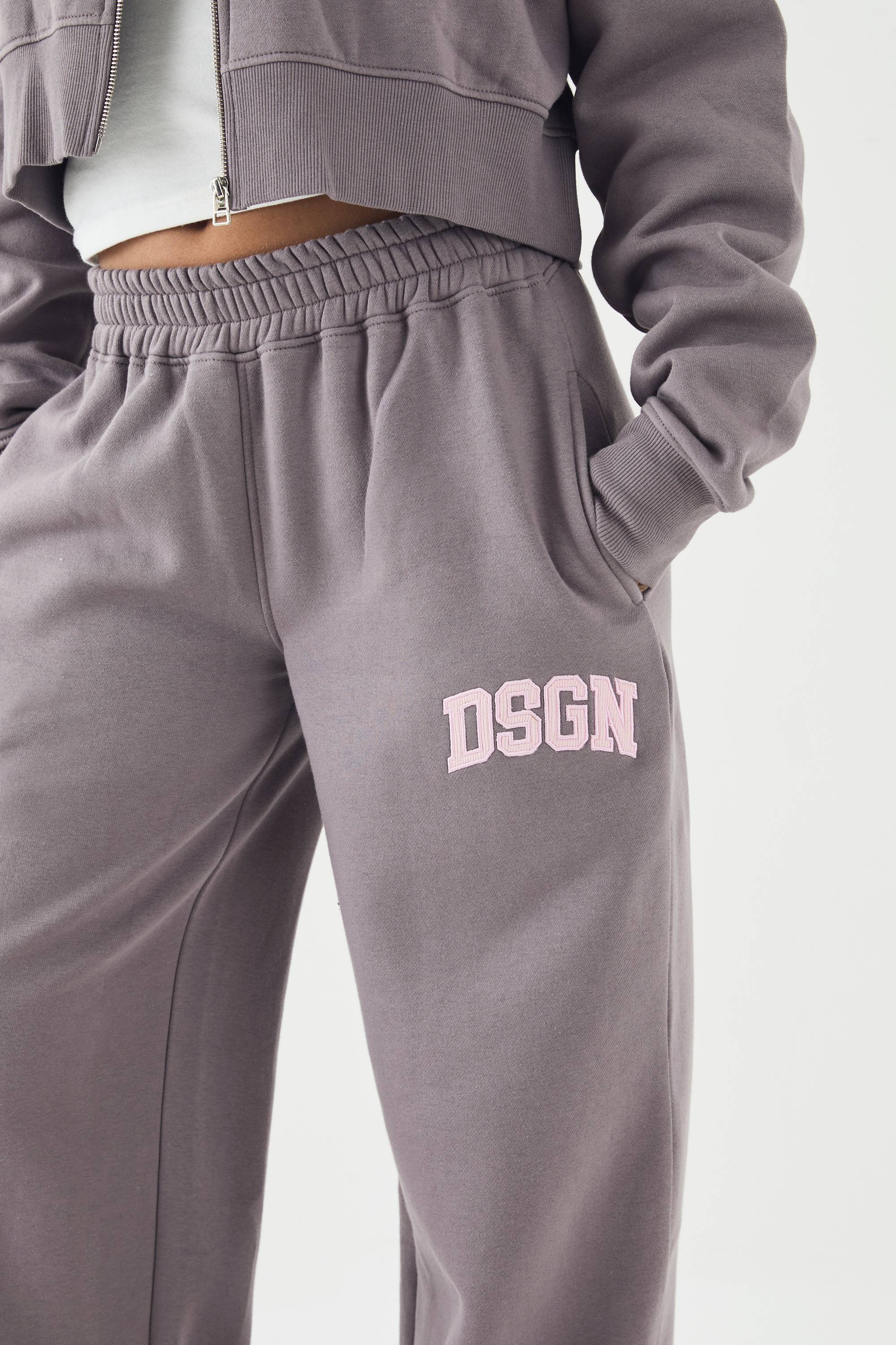 Jogging DSGN Studio à Jambes Droites avec Appliqué Cordon