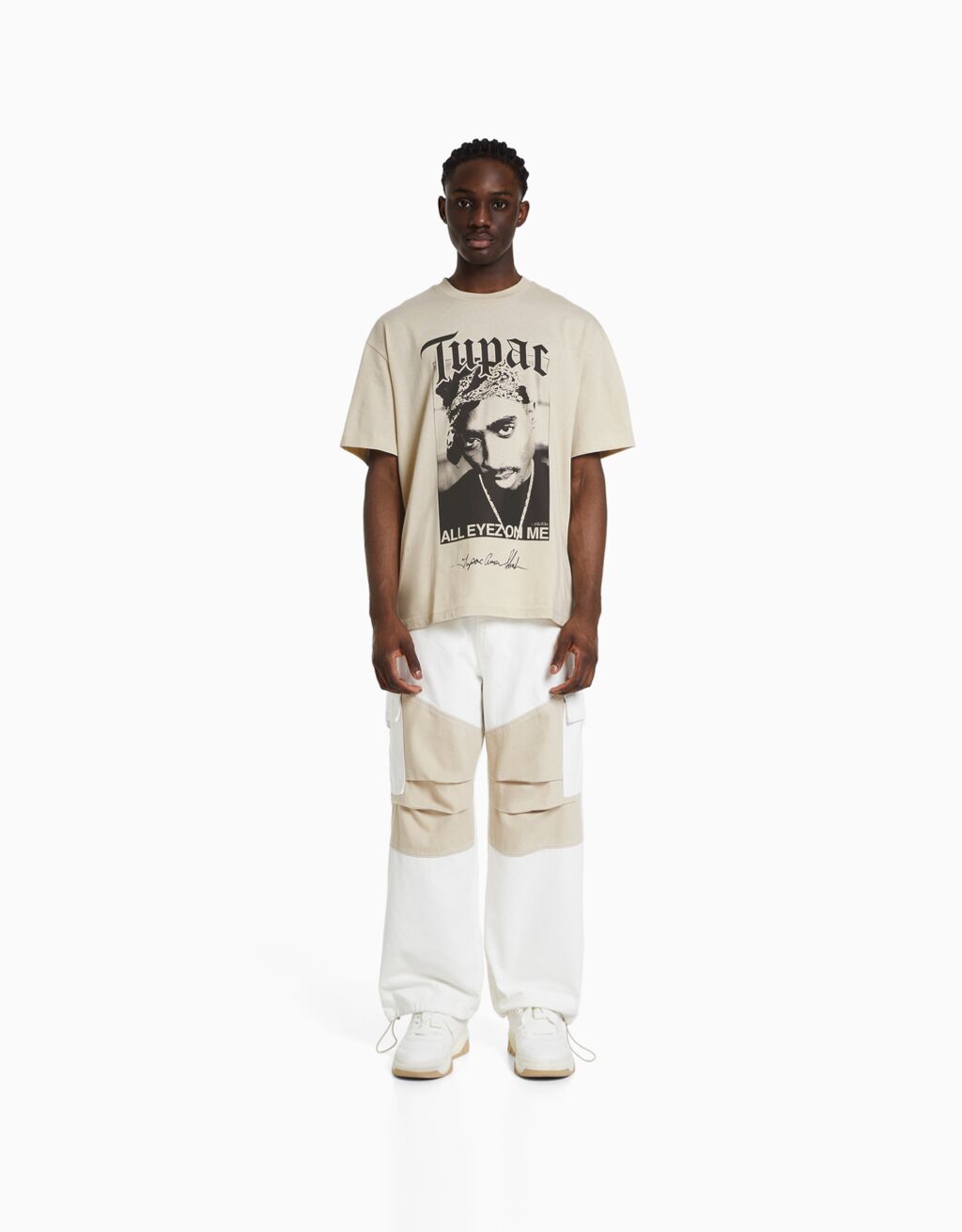 Camiseta de manga curta com estampa do Tupac e modelagem quadrada.