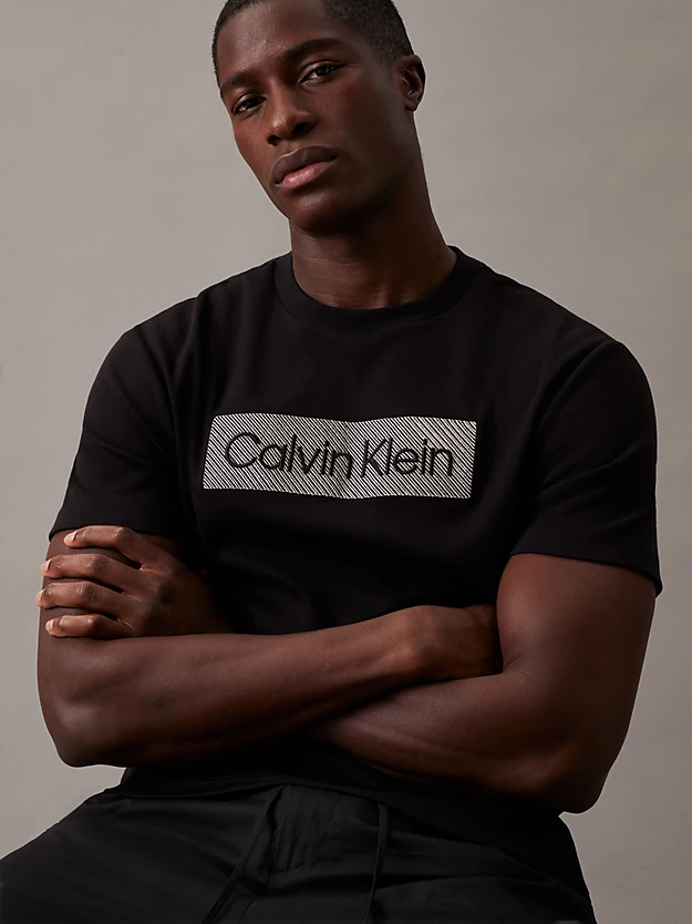 Camiseta com logotipo