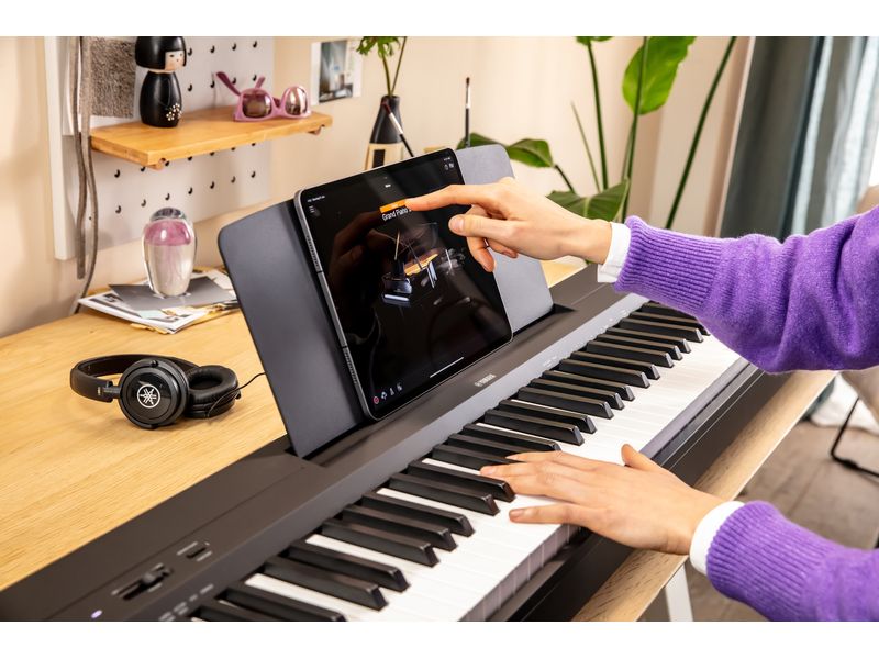 Yamaha E-Piano P-145BT Portables Piano mit 88 Tasten und Bluetooth