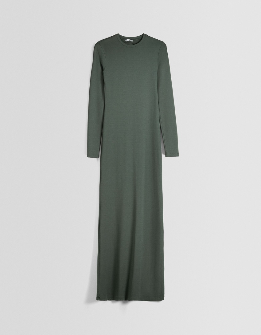 Vestido longo com costas abertas e mangas compridas.