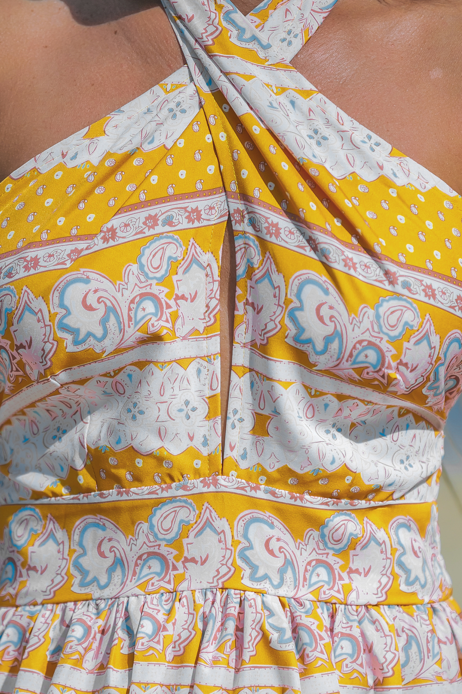 Robe maxi découpée à col licou croisé paisley jaune