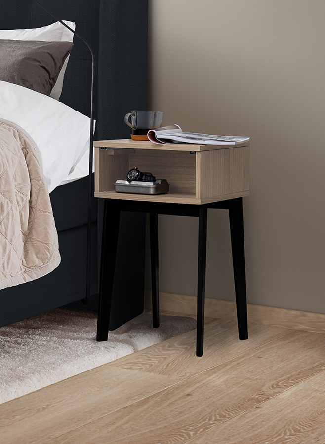 Charon nattbord I hvitoljet eik med sort understell. H: 62 cm.