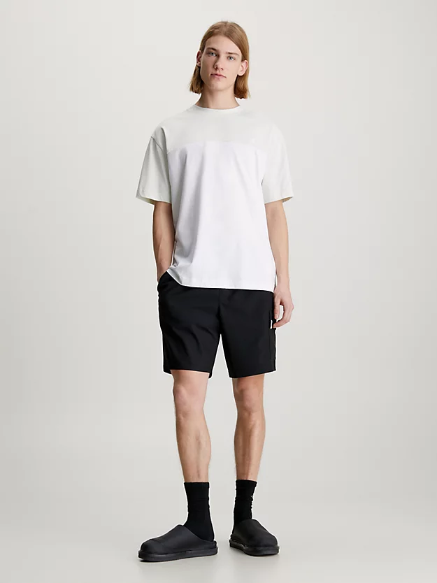 Camiseta de corte folgado com logotipo nas costas