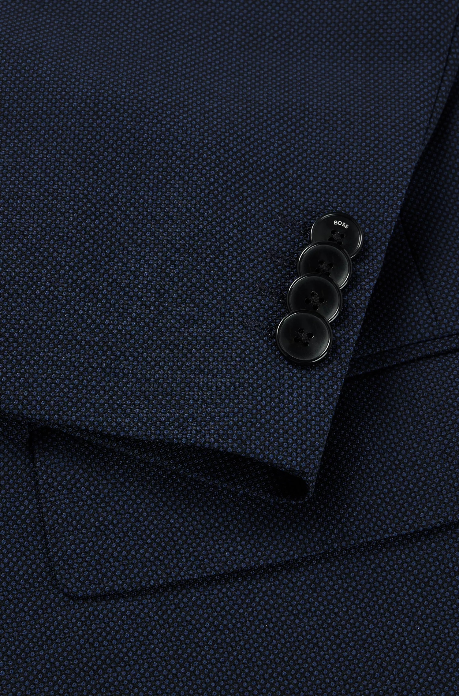Terno BOSS preto, corte regular, em tecido elástico com microestampa.