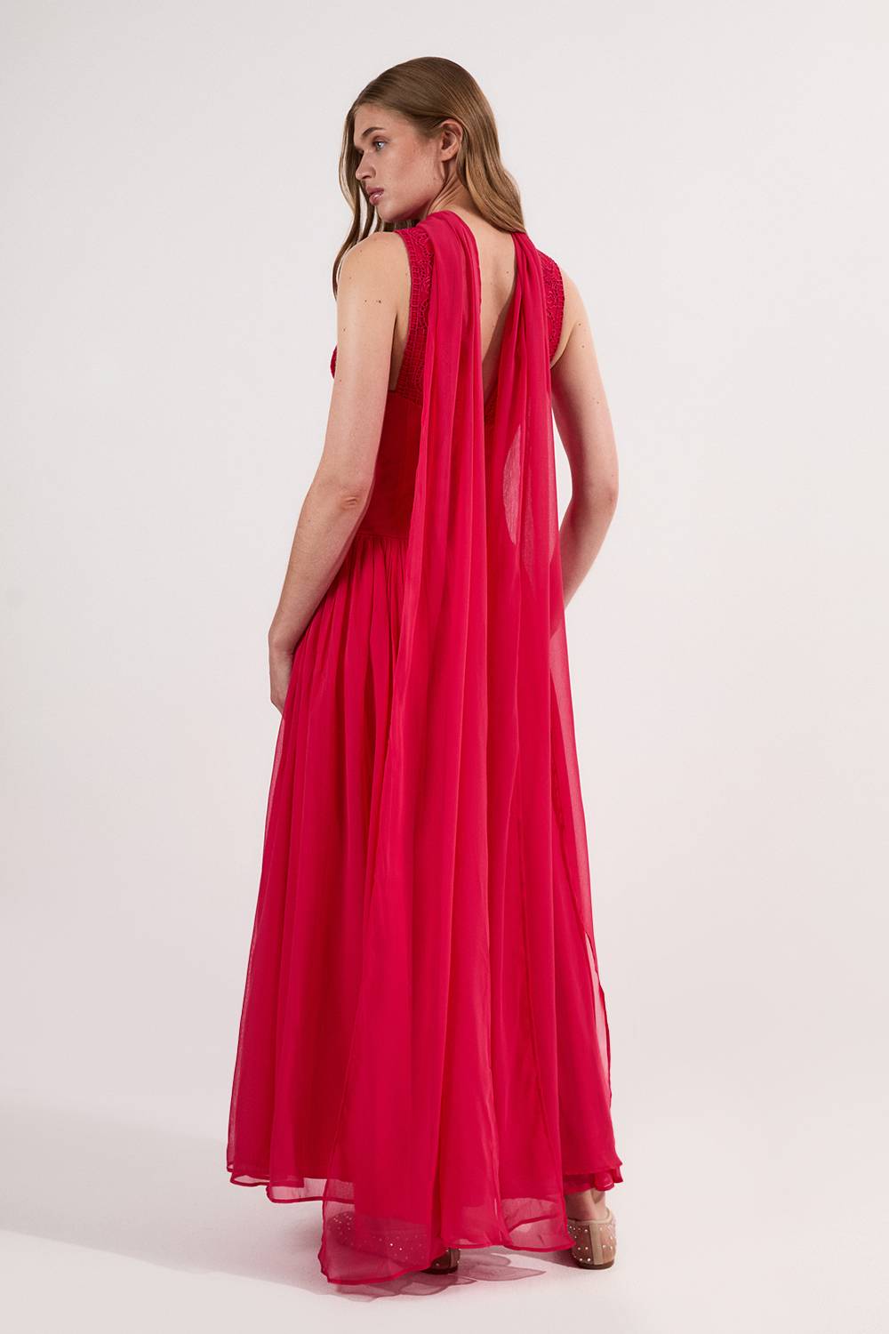 KarenMillen Robe Midi de Bal en Tissu Froissé à Col V Profond avec Appliqués Brodés
